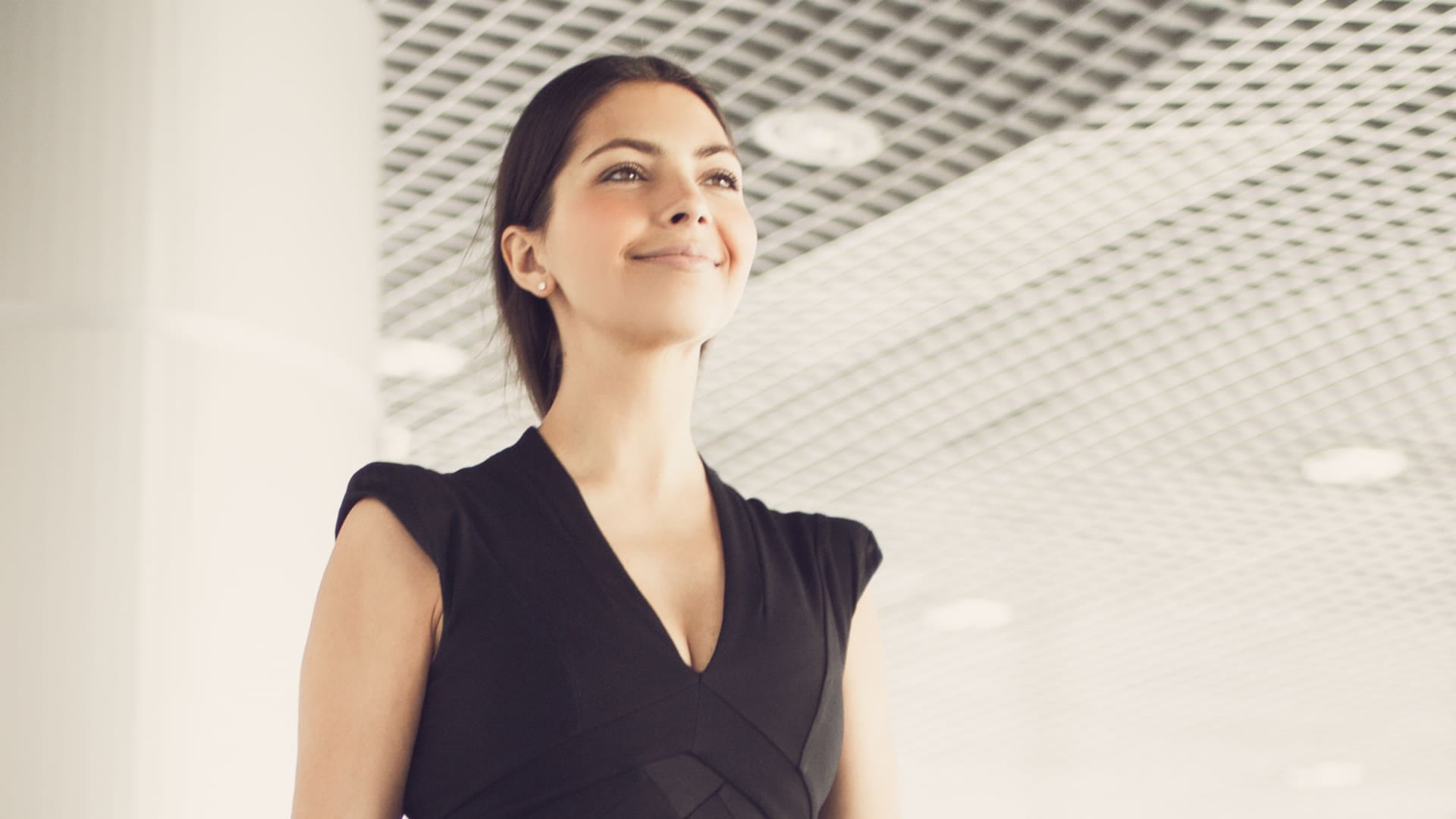 Booklet-staa-stærkt-i-din-lønforhandling_confident-business-woman_1920x1080
