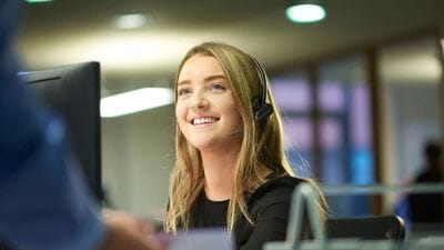 Studiejob-kvinde-callcenter-400x225
