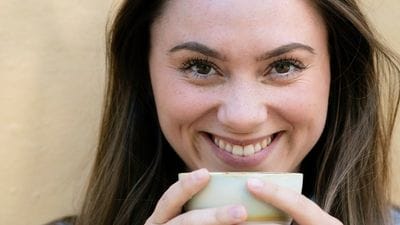 studieteam2026-bos5856-studerende-med-kaffekop-400x225