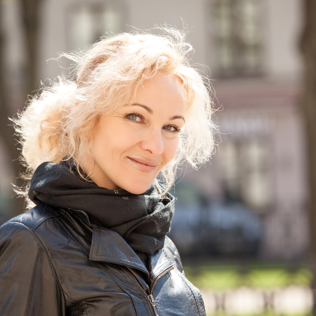 viewall-kvinde-med-toerklaede-spejlvendt